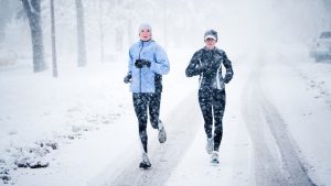 ۱۹ مورد از لوازم و تجهیزات مورد نیاز برای دویدن در فصل سرما